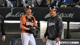 ▲買嘉儀擊出適時安打。（圖／記者王怡翔攝影）