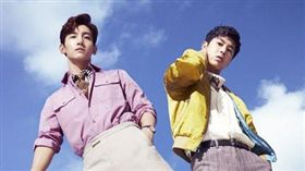 東方神起去年底重啟演藝活動全新日文原創專輯《TOMORROW》。（圖／avex taiwan）