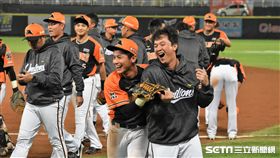 買家儀和陳傑憲慶祝勝利。（圖／記者王怡翔攝影）