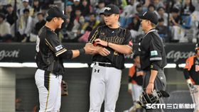  林柏佑遭黃甘霖抗議手環。（圖／記者王怡翔攝影）