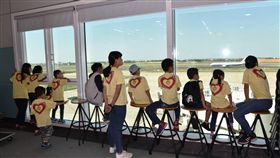 桃機服務大聯盟籌辦體驗營（3）「桃園機場兒童體驗營」第一梯次活動28日舉行，小朋友們除了到免稅商店及特色候機室參觀，也到機坪區近距離觀看航機地勤作業及飛機起降。（桃園國際機場提供）中央社記者睿騏桃園機場傳真　107年10月28日