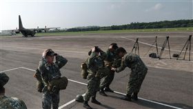 跳傘整備（1）陸軍航特部空降訓練中心22日對外公開傘兵訓練情形，圖為航特部人員在屏東機場整備。中央社記者王飛華攝  107年5月22日