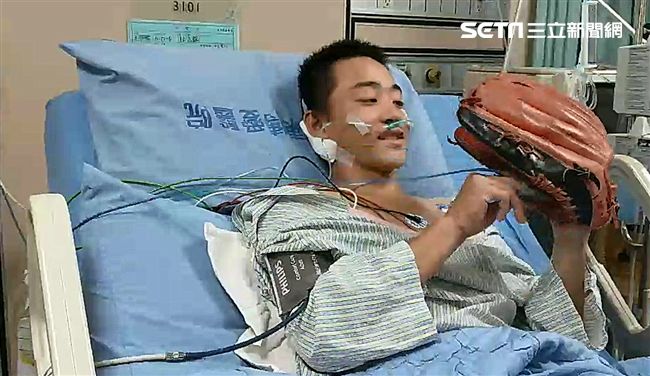 王羽飛開心玩手套　原來是高國輝送的