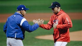 道奇總教練Dave Roberts和紅襪總教練賽前擊掌。（圖／翻攝自道奇隊推特）