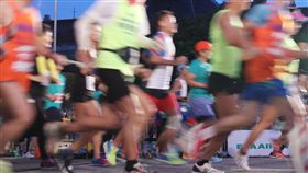 長榮航空城市觀光馬拉松開跑（2）2018長榮航空城市觀光馬拉松28日在總統府前廣場開跑，來自43個國家、超過1萬8000多名國內外跑者參賽。中央社記者吳翊寧攝　107年10月28日