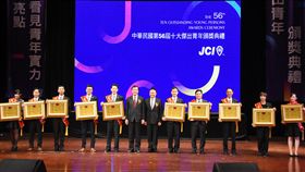 蘇嘉全出席十大傑出青年頒獎典禮國際青年商會中華民國總會27日下午在彰化員林演藝廳舉辦十大傑出青年頒獎典禮，立法院長蘇嘉全出席祝賀，並頒發當選證書給10名各專業領域傑出青年。中央社記者蕭博陽彰化縣攝　107年10月27日