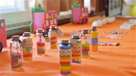 澎湖身障朋友展現技能成果澎湖縣政府配合2018年國際身障者日系列活動，27日在澎湖身心障礙福利服務中心舉辦「身心障礙者社區日間作業設施成果發表會」，現場呈現身障朋友所製作的豆豆拼貼、時鐘、音樂盒等手工藝品。中央社  107年10月27日