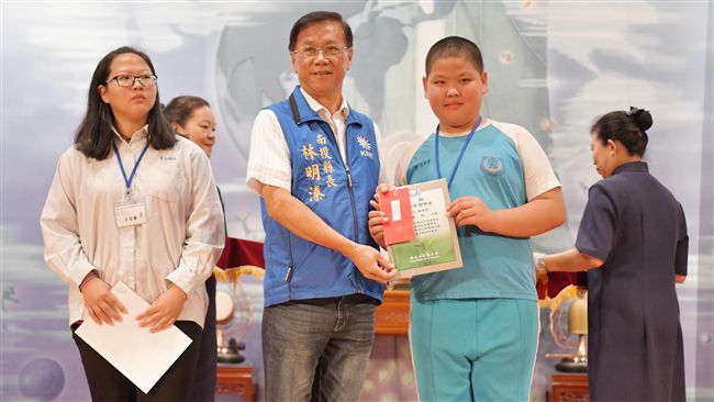 長大懂事照顧家裡　古宜蓁姊弟獲獎