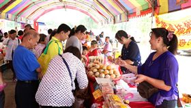 嘉義縣番路農會行銷在地優質柿子嘉義縣番路鄉農會27日起一連兩天在展售中心前舉辦柿子節活動，推廣行銷番路在地出產的優質柿子，吸引不少民眾前往參觀。（嘉義縣政府提供）中央社記者黃國芳傳真　107年10月27日