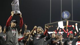 柯拉（左）是大聯盟史上第5位菜鳥總教練拿下世界大賽冠軍。（圖／美聯社／達志影像）