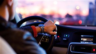 日本開車「狹路相逢」靠拳頭解決問題