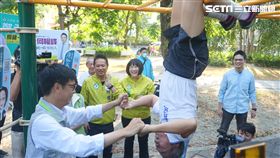 公園婆媽邀陳其邁跳土風舞(圖/陳其邁辦公室提供)