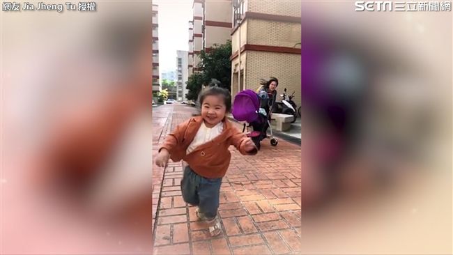 萌娃燦笑奔向爸爸　下秒跌趴在地爆哭