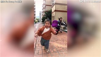萌娃燦笑奔向爸爸　下秒跌趴在地爆哭