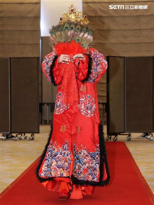 許維恩宣布喜事一身貴妃娘娘造型加盟新東家。（記者邱榮吉/攝影）