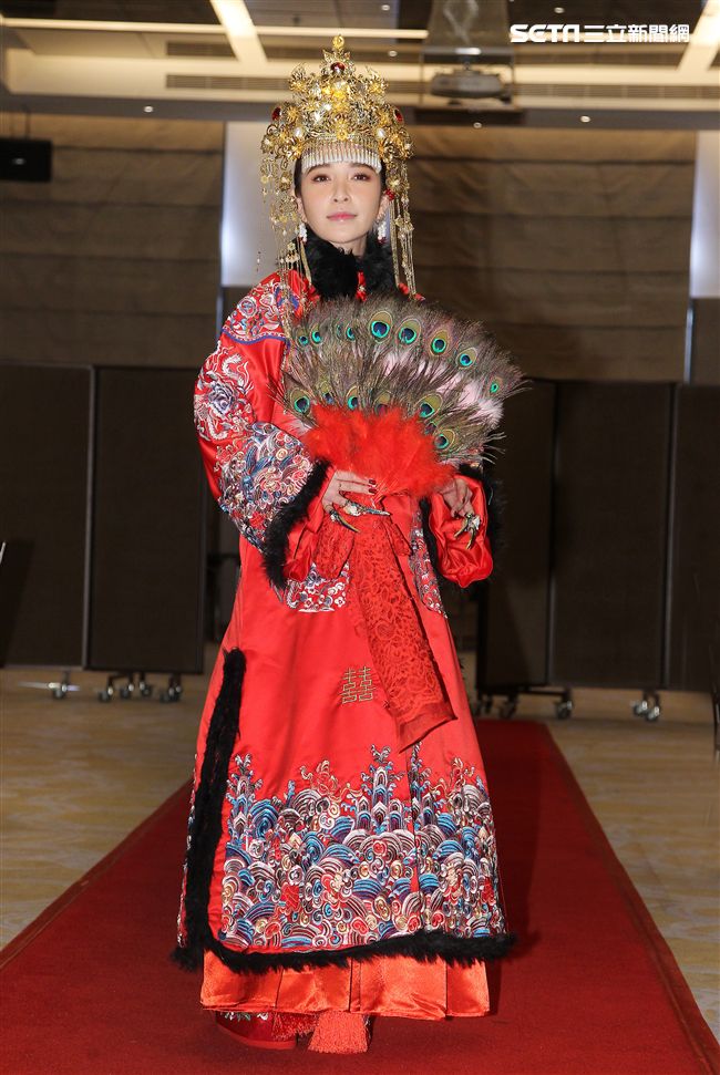 許維恩宣布喜事一身貴妃娘娘造型加盟新東家。（記者邱榮吉/攝影）