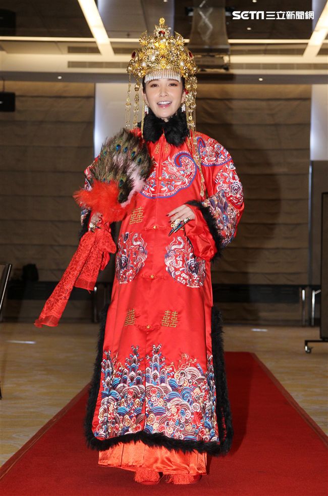 許維恩宣布喜事一身貴妃娘娘造型加盟新東家。（記者邱榮吉/攝影）