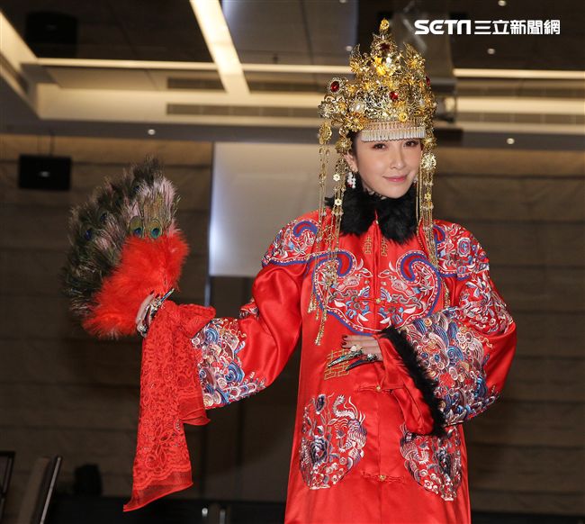 許維恩宣布喜事一身貴妃娘娘造型加盟新東家。（記者邱榮吉/攝影）