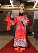 許維恩宣布喜事一身貴妃娘娘造型加盟新東家。（記者邱榮吉/攝影）