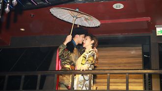 利菁夜店吻師弟！嘴對嘴辦「親唱會」