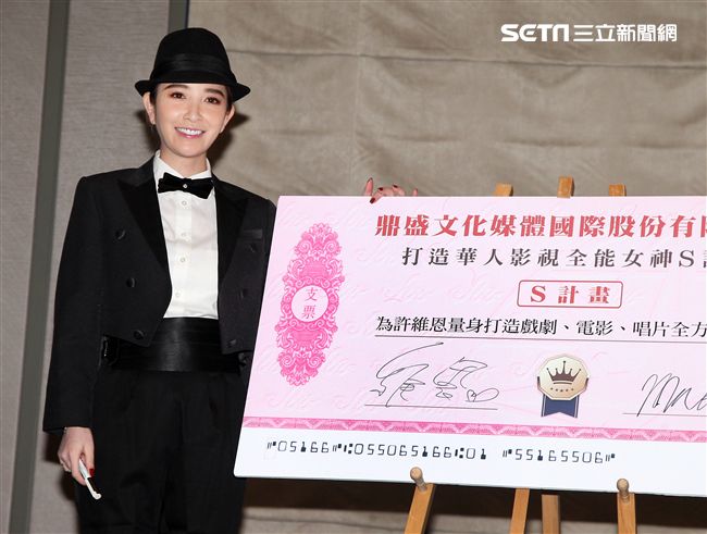 許維恩女扮男裝帥氣登場。（記者邱榮吉/攝影）