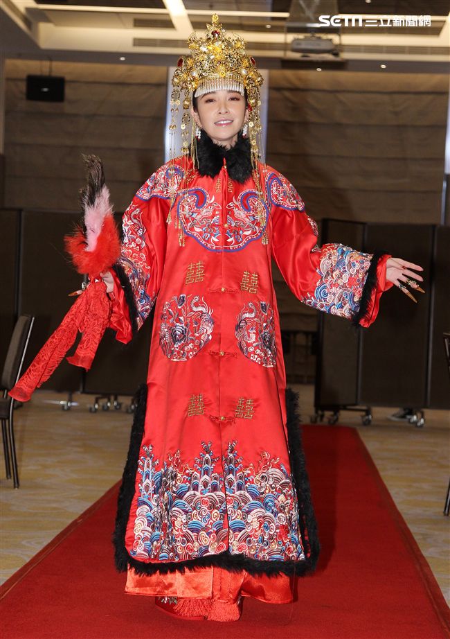 許維恩宣布喜事一身貴妃娘娘造型加盟新東家。（記者邱榮吉/攝影）