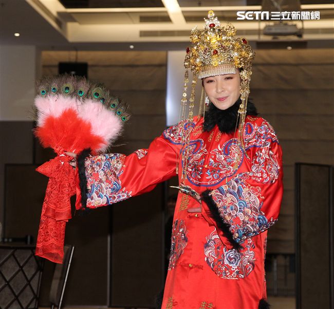 許維恩宣布喜事一身貴妃娘娘造型加盟新東家。（記者邱榮吉/攝影）