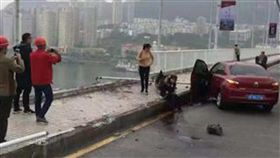 再回首,K歌,重慶,大陸,中國,長江,公車,墜河 圖／翻攝自微博