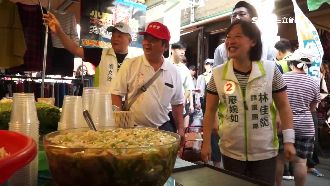廖婉如市場拜票　林佳龍：人氣比我高