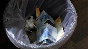 鈔票,糞土,垃圾桶,爆廢公社　圖／翻攝自爆廢公社