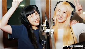 孫盛希（右）這張「希遊記」實驗專輯找來「娃娃」魏如萱（左）合作。（圖／滾石唱片）