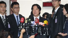 普悠瑪列車事故  賴清德：彎道超速造成行政院長賴清德（中）23日赴立法院院會列席備詢前受訪表示，1021鐵路事故經行政院行政調查小組與法務部初步調查都指向彎道超速造成。中央社記者吳翊寧攝　107年10月23日