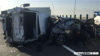 國3一小時連三撞　轎車遭壓毀變廢鐵