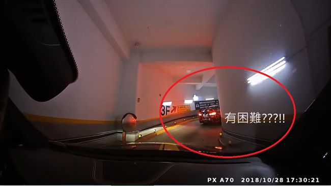 就是彎不過！轎車斜坡連續巴庫6次