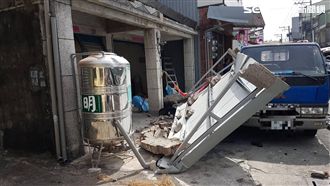 修繕自宅外牆倒塌　老翁昏迷送醫搶救