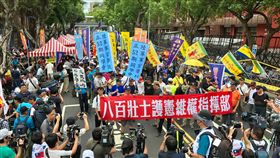 軍改拚三讀　八百壯士遊行表達訴求立法院19日處理軍改案，反軍改團體「八百壯士」在立法院周遭動員集結，下午從立法院旁遊行至總統府，表達訴求。中央社記者孫仲達攝　107年6月19日
