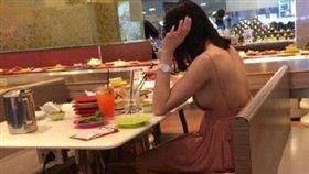 豪放女在餐廳穿這樣，「彈粗奶」嚇壞網友。（圖／翻攝自微博）