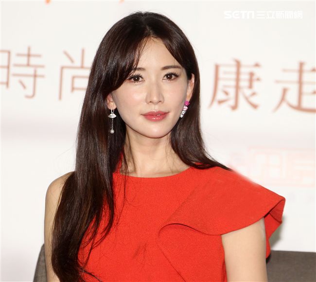 林志玲代言雞精。（記者邱榮吉/攝影）