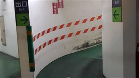 林口家樂福機車停車場出入口「沒斷過的彎」。（圖／翻攝自爆廢公社）