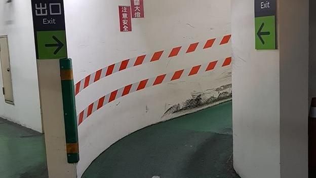 影／停車場通道騎到哭　網：彎沒斷過