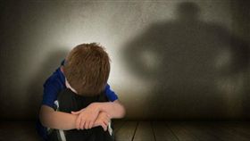 墨西哥／悲！生父繼母逼吃糞 8歲男童窒息亡（圖／翻攝自YouTube）