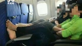 缺德！大陸有2名大媽日前搭乘南方航空的航班時，將雙腳放在托盤上當眾「曬腳」，空服員見狀後前來協調，但2名大媽卻稱自己受傷，還指責投訴的乘客沒同情心。其他網友看到後紛紛傻眼，痛批「太沒公德心，這一定很臭！」（圖／翻攝自秒拍）