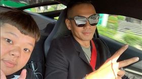 小亨堡開「黑人」陳建州的超跑。(翻攝IG)