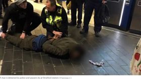 地鐵站討菸不成 男竟拿鐵槌亂砸路人頭部(圖/翻攝自Evening Standard)