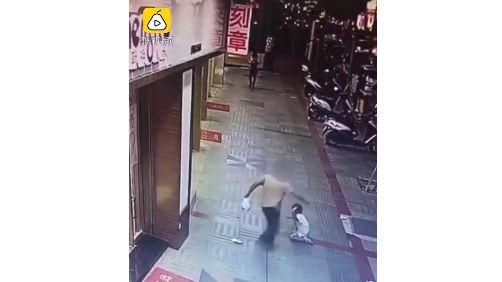 陸狠母當街爆打女兒　又踹又踩超殘忍
