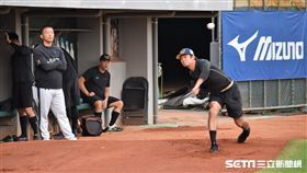 王溢正今日進行牛棚練投。（圖／記者王怡翔攝影）