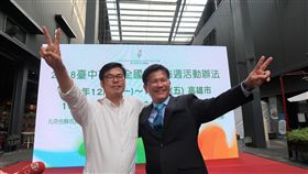 行銷台中花博　林佳龍陳其邁高雄合體（1）尋求連任的台中市長林佳龍（右）30日與民進黨高雄市長參選人陳其邁（左）在高雄合體一起行銷台中花博，並藉機會相互加油打氣、互祝高票當選。中央社記者王淑芬攝　107年10月30日