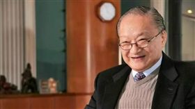 金庸筆名是由本名查良鏞的「鏞」分拆為二。（圖／翻攝自微博）