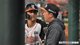 ▲統一獅打擊教練劉育辰（右）向選手面授機宜。（圖／記者王怡翔攝影）