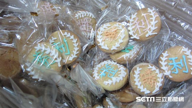 大嫂團趕工勝利餅乾　給猛獅好運氣
